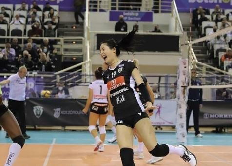 그리스 리그 데뷔전을 치른 이다영 선수가 기뻐하고 있다. /사진=그리스 배구 PAOK 테살로니키 구단 인스타그램