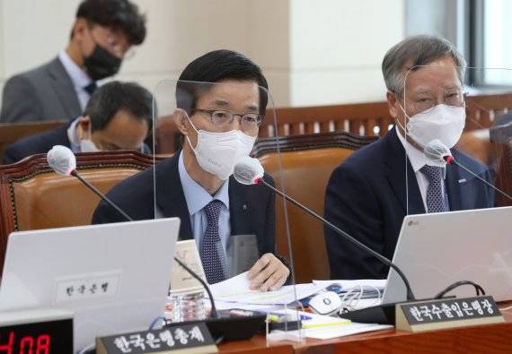 방문규 한국수출입은행장이 21일 오전 서울 여의도 국회에서 열린 기획재정위원회의 기획재정부·한국은행 등에 대한 종합감사에 출석해 의원들의 질의에 답변하고 있다.사진=뉴스1화상