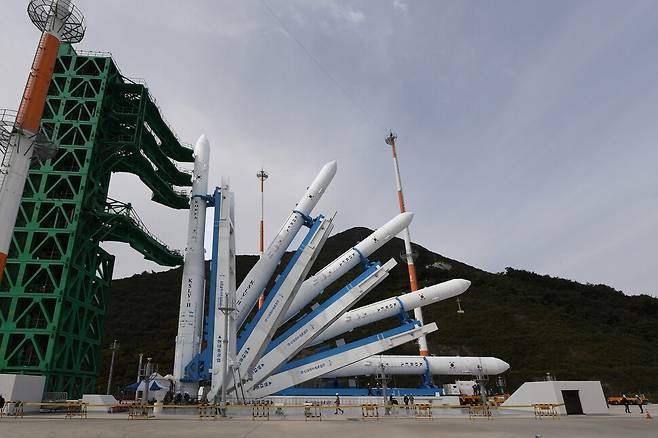 21일 오후 4시 발사할 예정인 누리호가 20일 전남 고흥 나로우주센터 2발사대에 세워지고 있다. 한국항공우주연구원 제공