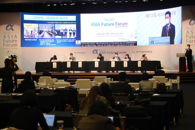 21일 오전 서울 중구 대한상공회의소 국제회의장에서 ‘공존을 위한 대전환: 함께 만드는 미래’를 주제로 열린 제12회 아시아미래포럼 둘째날 첫 세션 ‘시민과 함께하는 사회적 경제’에서 참석자들이 토론하고 있다. 왼쪽부터 강민수 한국사회적경제연대회의 정책기획위원장, 이의헌 사단법인 점프 대표, 송경용 한국사회가치연대기금 이사장, 이동진 서울 도봉구청장, 김보라 경기 안성시장, 정원각 경남 사회적경제통합지원센터장. 김태형 기자 xogud555@hani.co.kr