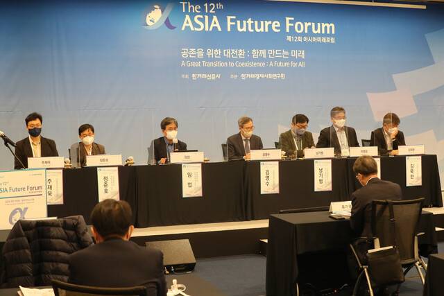 21일 서울 중구 대한상공회의소에서 열린 제12회 아시아미래포럼에서 임업 연세대 도시공학과 교수(왼쪽 셋째)가 ‘산업환경과 구조변화: 전환과 재편 사이’를 주제로 발표하고 있다. 김태형 기자 xogud555@hani.co.kr