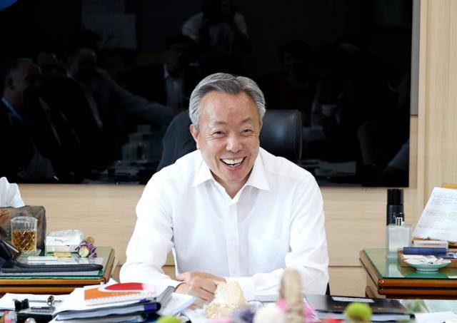 윤상기 하동군수가 11년째 장학기금을 기탁하며 총 출연금액이 1억 원을 넘겼다. 하동군 제공