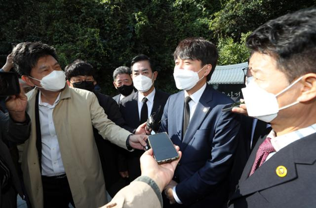 이준석 국민의힘 대표가 21일 전남 여수시의 여순사건 희생자 위령비를 찾아 참배한 뒤 취재진의 질문에 답하고 있다. 연합뉴스