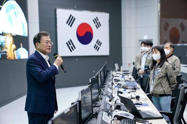 문재인 대통령이 21일 오후 전남 고흥 나로우주센터 연구동에서 한국형 발사체 누리호(KSLV-II) 발사 참관을 마치고 발사통제관리실을 찾아 연구원들을 격려하고 있다. 고흥=뉴스1