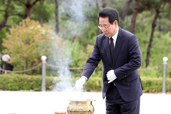 현충탑에 분향하는 김영록 전남도지사 [사진=전남도청]