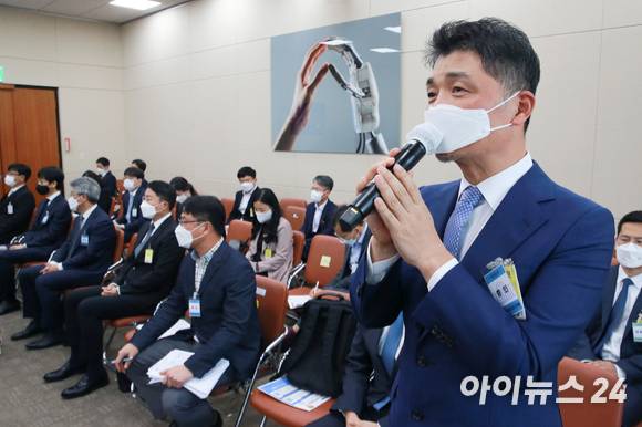 김범수 카카오 의장이 21일 서울 여의도 국회에서 열린 과학기술정보방송통신위원회의 방송통신위원회 등에 대한 국정감사에서 증인으로 출석해 질의에 답변하고 있다. 사진 왼쪽 두번째에 이해진 네이버 GIO도 앉아 있다. [사진=김성진 기자]