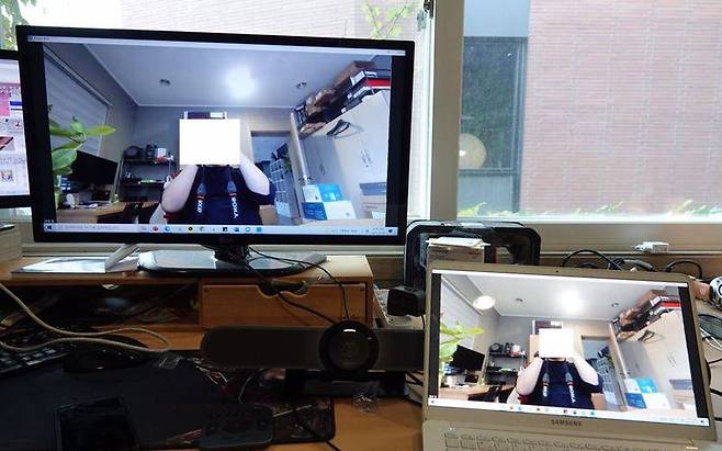 노트북과 모니터를 HDMI 케이블로 연결했다, 출처=IT동아