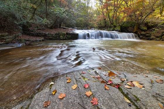 방태산 자연휴양림 산책로는 계곡을 따라 걷는다. 이단폭포 말고도 아기자기한 폭포가 많다.