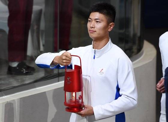 20일 베이징에서 열린 동계올림픽 성화 환영의식에서 행사 요원이 성화등에 담긴 성화 불씨를 운반하고 있다. [신화=연합뉴스]