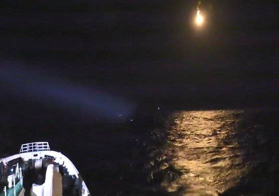 20일 오후 2시 24분께 독도 북동쪽 약 168㎞ 공해상에서 후포선적 A호(72t급·승선원 9명)가 전복돼 해경 등이 구조자 야간 수색을 진행하고 있다.   연합뉴스