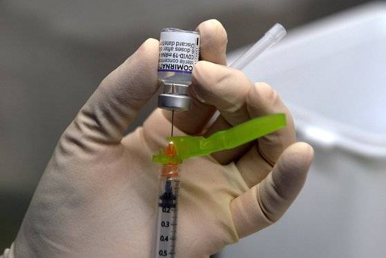 12일 충남 계룡시 예방접종센터에서 의료진이 시민들에게 접종할 화이자 백신을 신중히 준비하고 있다. 프리랜서 김성태