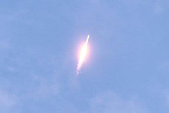 순수 국내 기술로 설계·제작된 한국형 발사체 누리호(KSLV-II)가 21일 오후 전남 고흥군 봉래면 나로우주센터에서 발사되고 있다.    2010년 3월 개발사업이 시작된 누리호는 1.5t급 실용위성을 지구 저궤도(600~800km)에 투입하기 위해 제작됐다. 이날 발사에서 과학기술정보통신부(과기정통부)와 한국항공우주연구원(항우연)은 누리호의 3단에 1.5t 모사체 위성(더미 위성)을 탑재했다. 연합뉴스