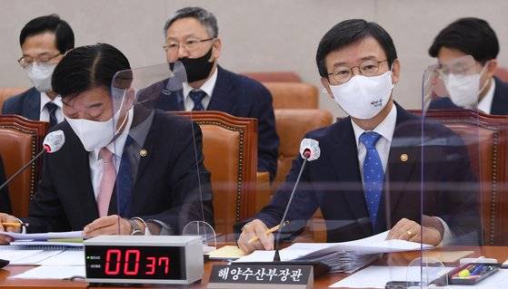 문성혁 해양수산부장관(오른쪽)이 21일 국회에서 열린 농림축산식품해양수산위원회의 해양수산부 종합감사에서 의원의 물음에 답하고 있다. 중앙포토