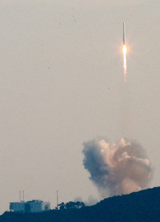 21일 오후 5시 전남 고흥 나로우주센터에서 발사된 한국형발사체 '누리호'가 불꽃을 내뿜고 있다. 프리랜서 장정필