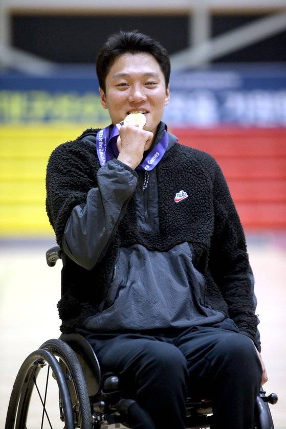 제41회 전국장애인체전 탁구 개인전 금메달을 목에 건 김현욱. [사진 대한장애인체육회]