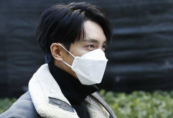 가수 겸 배우 이승기가 지난해 12월8일 서울 영등포구 여의도 KBS에서 이동하고 있다. 뉴스1