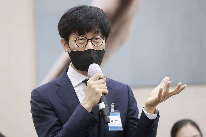 이해진 네이버 글로벌투자책임자(GIO)가 21일 오후 서울 여의도 국회에서 열린 국정감사에 출석해 답변하고 있다. 국회사진기자단