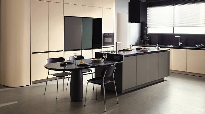 제니스9 오브제 살롱은 LX하우시스가 올해 선보인 최고급 하이엔드 키친 시리즈인 제니스9의 주방가구 도어에 LG전자 오브제컬렉션과 동일한 페닉스 소재를 적용했다.