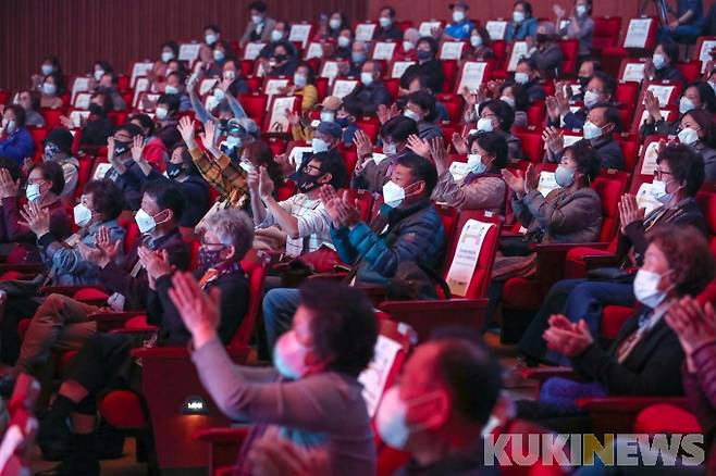 '함께 만들어가는 충남혁신도시 공감콘서트'에 참여한 도민들이 공연을 관람하며 즐거워 하고 있다.