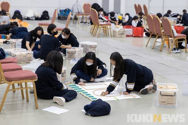 세종시 학생들이 제8회 수학 구조물 경진대회에 참여하고 있다.