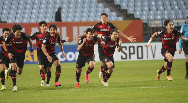 포항 스틸러스 선수들이 20일 전주월드컵경기장에서 열린 아시아챔피언스리그 준결승 울산 현대와의 경기에서 승부차기 마지막 키커로 나선 강상우가 슛을 성공시켜 결승 진출을 확정하자 환호하며 골문으로 달려들고 있다. 연합뉴스