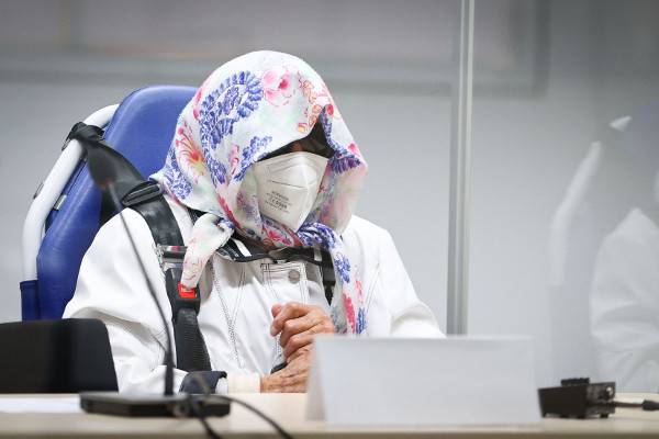 나치 독일의 유대인 학살에 조력한 96세 여성 이름가르트 푸르히너가 19일(현지시간) 독일 법원에 출석해 있다. AFP연합뉴스