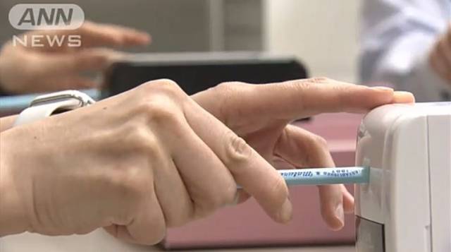 오타시 공무원이 연필을 깎고 있다. TV아사히 캡처