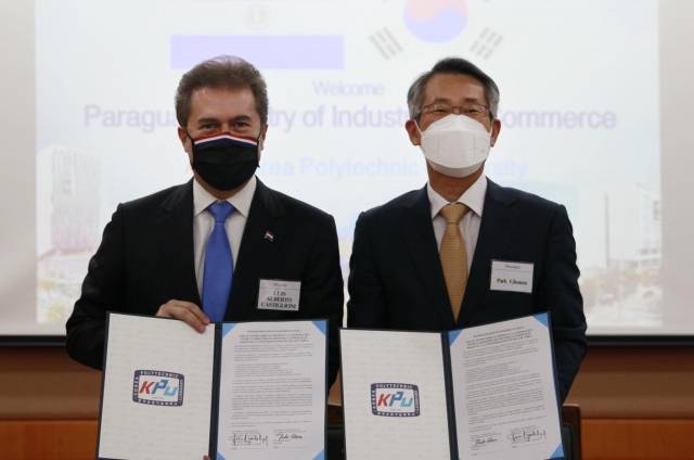 양해각서 서명후 기념촬영하는 카스틸리오니 파라과이 산업부장관(왼쪽), 산기대 박건수 총장(오른쪽)  (사진=산기대 제공)