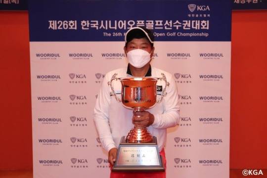 우승 트로피 든 문지욱
[대한골프협회 제공]
