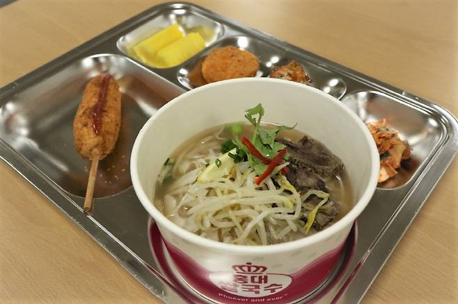 급식으로 배식된 홍대쌀국수  [사진제공 = CJ프레시웨이]