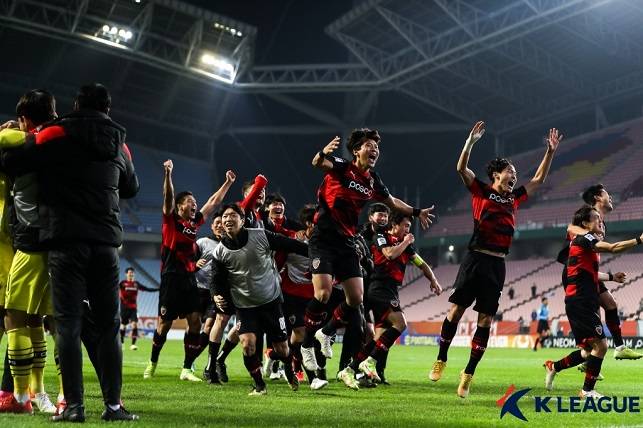 포항 스틸러스가 20일 전주월드컵경기장에서 열린 2021 아시아축구연맹(AFC) 챔피언스리그 준결승에서 승부차기 끝에 울산 현대를 꺾고 결승에 진출했다. 사진=한국프로축구연맹 제공