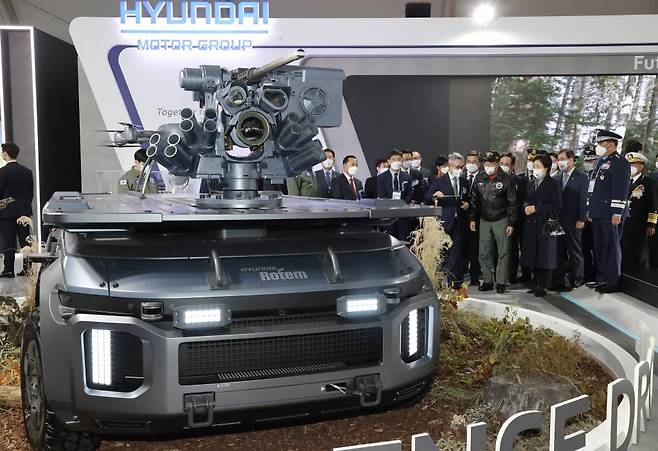 [성남=뉴시스] 전진환 기자 = 문재인 대통령이 20일 경기도 성남시 서울공항에서 열린 2021 서울 국제 항공우주 및 방위산업 전시회에서 이정엽 현대로템 방산영업실장의 안내를 받으며 현대로템 전시장을 관람하고 있다. 2021.10.20.