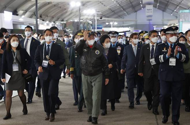 [성남=뉴시스] 전진환 기자 = 문재인 대통령이 20일 경기도 성남시 서울공항에서 열린 2021 서울 국제 항공우주 및 방위산업 전시회를 찾아 관람객들에게 손 인사를 하고 있다.2021.10.20.
