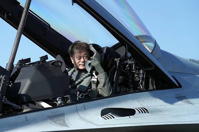 [성남=뉴시스] 전진환 기자 = 문재인 대통령이 20일 경기도 성남시 서울공항에서 열린 2021 서울 국제 항공우주 및 방위산업 전시회 기념식에 참석하기 위해 FA-50 경공격기 비행을 마친 후 서울공항에 도착하고 있다. 2021.10.20.