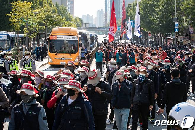 10·20 총파업에 돌입한 민주노총 조합원들이 지난 20일 서울 서대문사거리를 점거해 총파업 집회를 열자 차량과 집회 참가자들이 뒤엉켜 정체가 이어지고 있다. /사진제공=뉴스1