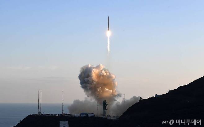 한국형 발사체 누리호(KSLV-ll)가 21일 고흥군 나로우주센터 제2발사대에서 화염을 내뿜으며 힘차게 날아오르고 있다. / 사진공동취재단 /사진=사진공동취재단