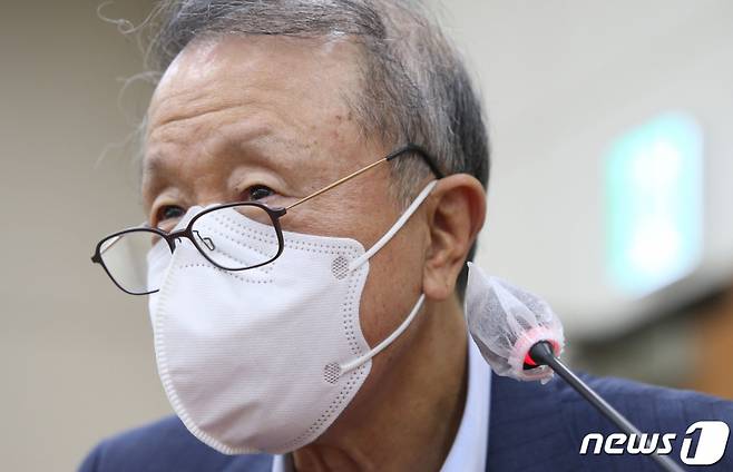 홍원식 남양유업 회장이 21일 오후 서울 여의도 국회에서 열린 2021 환경노동위원회의 고용노동부 등에 대한 종합감사에서 육아휴직 노동자 직장 내 괴롭힘 관련 증인으로 출석해 답변하고 있다./사진=뉴스1