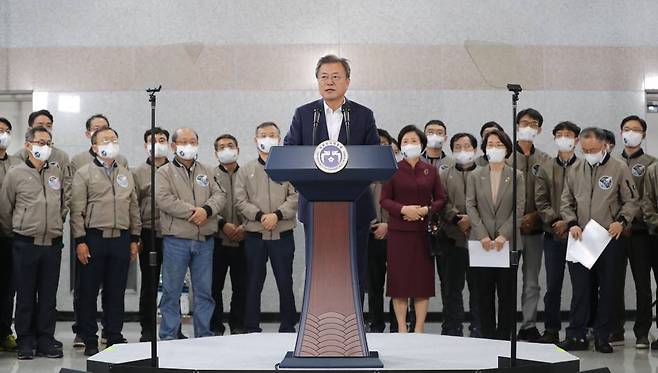 [고흥=뉴시스] 전진환 기자 = 문재인 대통령이 21일 오후 한국형 발사체 '누리호(KSLV-2)'의 발사 참관을 마치고 전남 고흥 나로우주센터 발사통제동에서 대국민 메시지를 발표하고 있다. 2021.10.21.