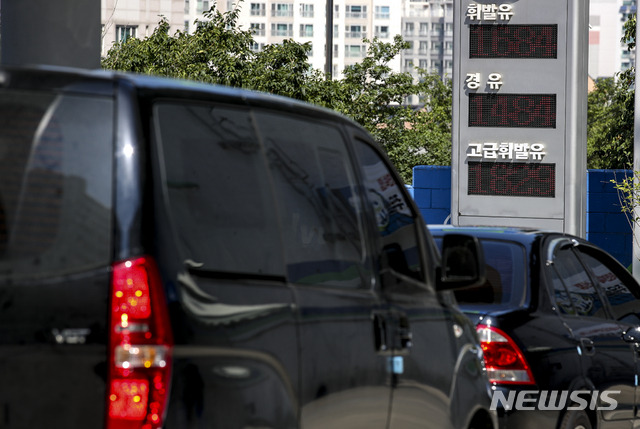 [서울=뉴시스] 정병혁 기자 = 원자재 가격 상승의 영향으로 6월 생산자물가지수 역대 최고치를 기록했다. 생산자물가지수는 지난해 11월 이후 8개월째 오름세를 보이고 있다. 공산품은 석탄 및 석유제품과 제1차금속제품이 상승하면서 13개월 연속 오름세를 이어갔다. 사진은 21일 오전 서울 시내의 한 주유소의 모습.  2021.07.21. jhope@newsis.com