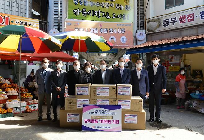 [창원=뉴시스] 강경국 기자 = 김병인 한전 경남본부장이 지난 20일 진주시 자유시장에서 전통시장과 지역상인 발전을 위한 전국상인연합회 경남지회 관계자들과 협력사업 추진식을 갖고 있다. (사진=한전 경남본부 제공). 2021.10.21. photo@newsis.com *재판매 및 DB 금지