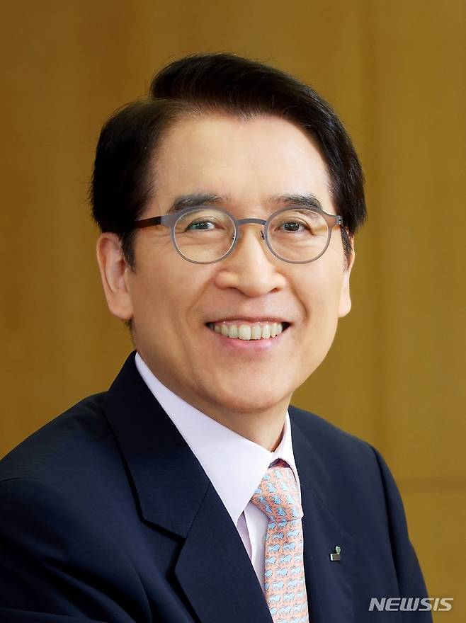 [서울=뉴시스] 신창재 교보생명 회장. (사진=교보생명 제공) 2021.10.21. photo@newsis.com *재판매 및 DB 금지