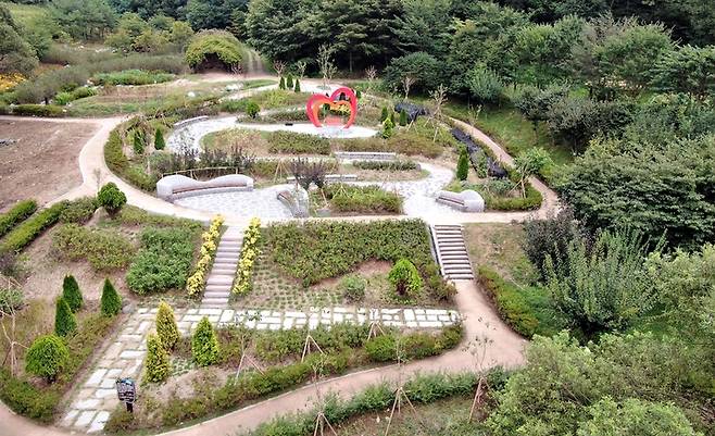 [진천=뉴시스] 만뢰산자연생태공원 밀원식물원. (사진=진천군 제공) photo@newsis.com *재판매 및 DB 금지