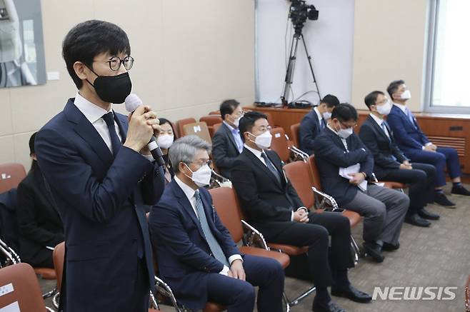[서울=뉴시스] 최동준 기자 = 이해진 네이버 글로벌투자책임자(GIO)가 21일 서울 여의도 국회에서 열린 과학기술정보방송통신위원회의 방송통신위원회 등에 대한 국정감사에서 증인으로 출석해 질의에 답변하고 있다. (공동취재사진) 2021.10.21. photo@newsis.com