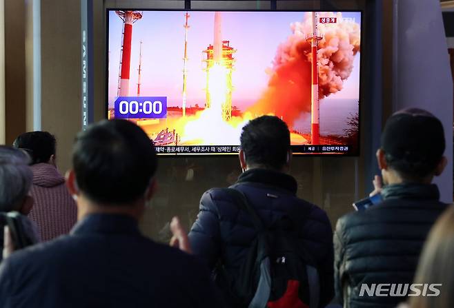 [서울=뉴시스] 백동현 기자 = 대한민국 최초의 저궤도 실용위성 발사용 로켓 '누리호'가 발사된 21일 오후 서울역 대합실에서 시민들이 TV로 방송을 시청하고 있다. 2021.10.21. livertrent@newsis.com