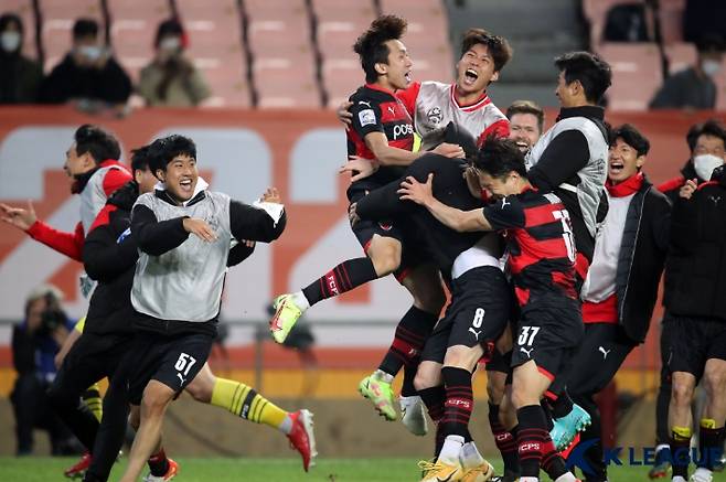 승리 후 기뻐하는 포항 스틸러스 선수들. 한국프로축구연맹 제공