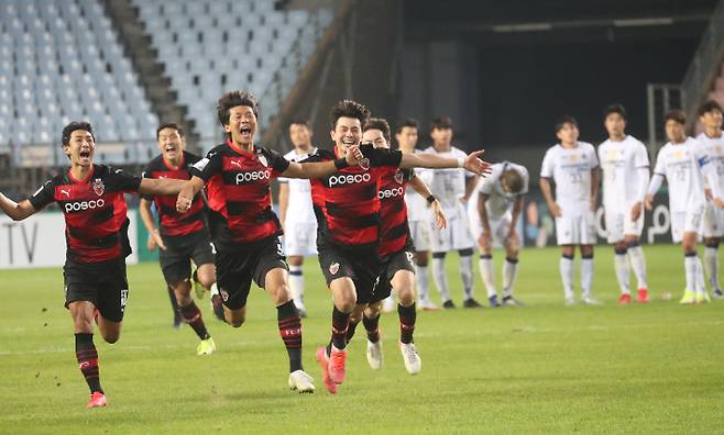 승리 확정 후 기뻐하는 포항 선수들. 연합뉴스