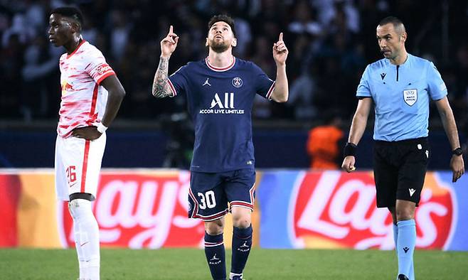 PSG 리오넬 메시(가운데)가 20일 프랑스 파리의 파르크 데 프랭스에서 열린 라이프치히와의 2021∼2022 UCL 조별리그 A조 3차전에서 페널티킥 결승골을 넣은 뒤 세리머니를 하고 있다. 파리=AFP연합뉴스