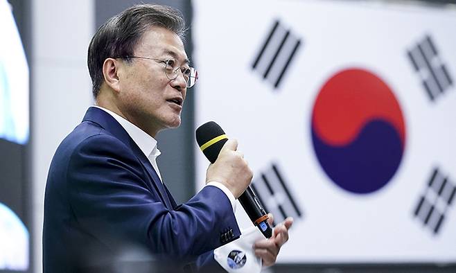 문재인 대통령이 21일 한국형 발사체 '누리호(KSLV-2)'의 발사 참관을 마치고 전남 고흥 나로우주센터 발사통제관리실을 찾아 연구원들을 격려하고 있다. 뉴시스