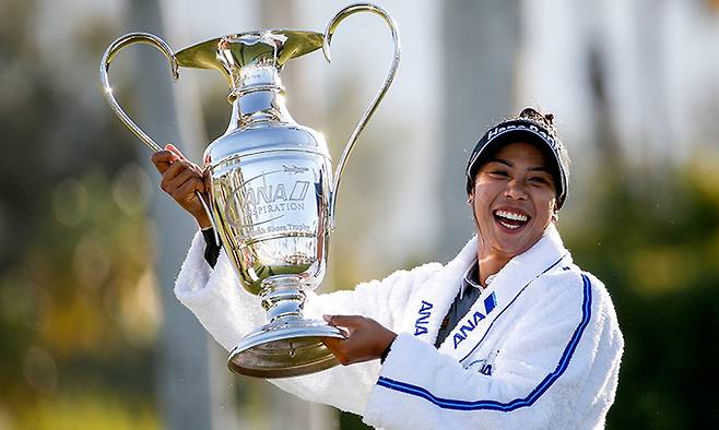이번 시즌 LPGA 투어 신인상 포인트 1위를 달리는 패티 타와타나낏이 지난 4월 메이저대회 ANA 인스퍼레이션에서 우승한 뒤 트로피를 들고 활짝 웃고 있다.