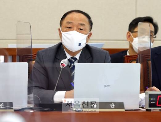 홍남기 경제부총리 겸 기획재정부 장관이 20일 서울 여의도 국회에서 열린 기획재정위원회의 기획재정부, 국세청, 관세청 등에 대한 종합감사에서 질의에 답하고있다.2021. 10. 20 정연호 기자 tpgod@seoul.co.kr